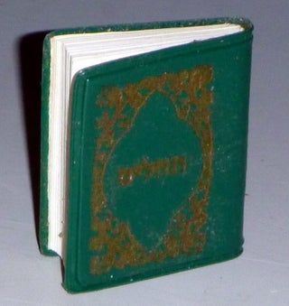 Item #028902 Sefer Tehilim: Nehalek Le-hamischah Sefarim Ie-Shiv-ah Halakim Ke-Minyan
