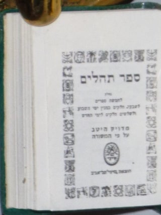 Sefer Tehilim: Nehalek Le-hamischah Sefarim Ie-Shiv-ah Halakim Ke-Minyan ...